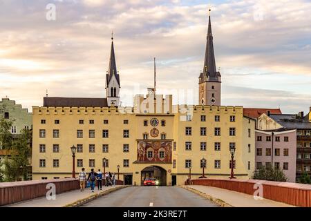 Das Brucktor an der Inn-Brücke in Wasserburg am Inn, Bayern, Deutschland | Brucktorstadttor und die Inn-Flussbrücke in Wasserburg am Inn, Bayern, Stockfoto