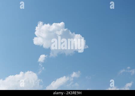 Ein Teil der Wolke trennt sich in luftigen Wolken aus nächster Nähe Stockfoto