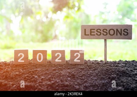 Jahr 2022 Life Lessons and Learnings Konzept. Holzblöcke im natürlichen Hintergrund bei Sonnenuntergang. Stockfoto