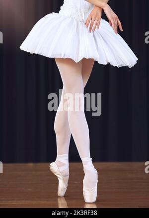 Ballett Füße oder Beine tanzen oder trainieren oder üben in einem Tanzstudio, Bühne oder Klasse. Professionelle elegante Tänzerin oder Ballerina in Schuhen für ein Stockfoto