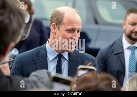 Prinz William und Catherine Princess of Wales bei ihrem Besuch in Swansea heute Nachmittag. Das königliche Paar besuchte die St. Thomas Kirche in Swansea, die Menschen in der Region und in ganz Swansea unterstützt. Stockfoto