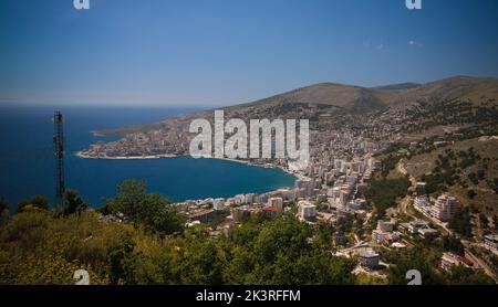 Antenne Panoramablick auf die Stadt und die Bucht von Saranda Ionische Meer Lekuresi Schloss in Albanien Stockfoto