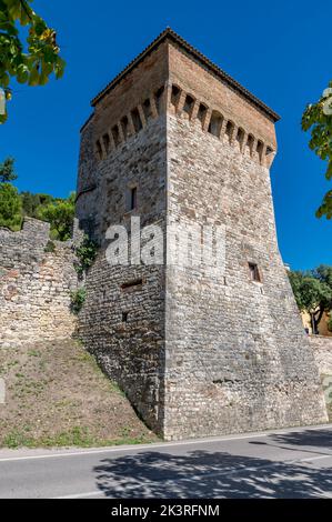 Der alte Caetani-Turm, Todi, Perugia, Italien, an einem sonnigen Tag Stockfoto