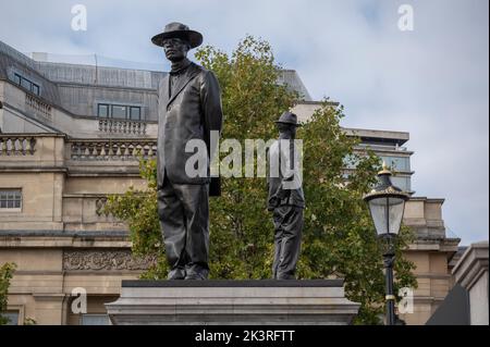 Trafalgar Square, London, Großbritannien. 28. September 2022. Auf dem vierten Sockel wird eine Skulptur ‘Antelope’ des in Malawi geborenen Bildhauers Samson Kambalu enthüllt, die eine Fotografie eines Baptistenpredigers und europäischen Missionars aus dem Jahr 1914 wiederaufzeigt. Die Skulptur wurde von der Vierten Sockelgruppe ausgewählt, nachdem sie bei einer öffentlichen Abstimmung, an der fast 17.500 Personen teilnahmen, in die engere Wahl gekommen war. Quelle: Malcolm Park/Alamy Live News. Stockfoto