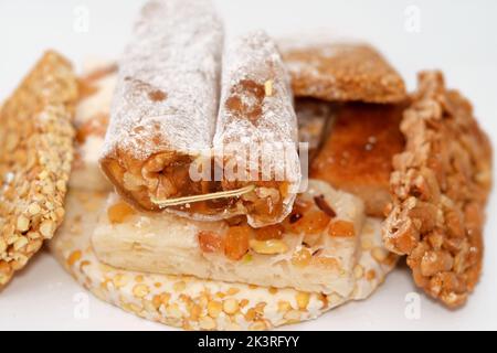 Sammlung von östlichen Süßigkeiten Kichererbsen, Erdnüsse, Sesam, Walnüsse Taft, Kokosnuss und Bassima als Feier des Propheten Mohamed Geburtstag, Arabisch Stockfoto