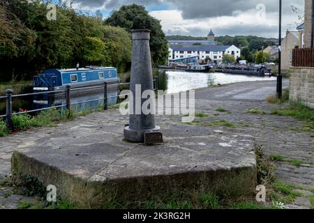 Die Basis eines in Stein gehauenen Spänekrans neben dem Leeds Liverpool Canal an der Apperley Bridge. Eine Erinnerung daran, dass es sich hier einst um einen Bereich zum Verladen von Fracht handelte. Stockfoto