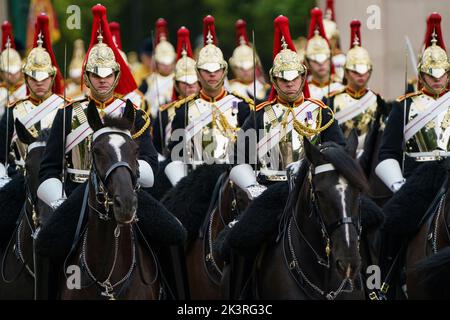 LONDON - SEPTEMBER 19: Die Household Cavalry besteht aus den beiden ranghöchsten Regimentern der britischen Armee, den Life Guards und den Blues und Royals. Die Haushalts-Kavallerie gehört zur Haushalts-Division und ist der offizielle Leibwächter des Königs. Auf dem Staatsfuneral von Königin Elisabeth II. Am 19. September 2022. Foto: David Levenson/Alamy Stockfoto