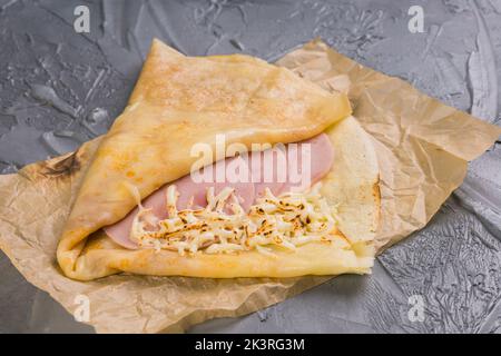 Französische Crepe Pancakes, gefüllter Schinken und Käse Stockfoto