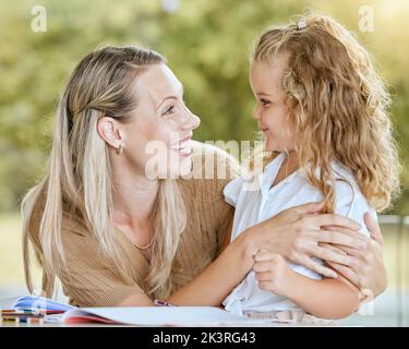 Bildung, Mutter und Kind Schüler schreiben Schulaufgaben, lernen Wissen und Unterricht in einem Notizbuch. Glücklich, lächeln und stolzer Mathe-Tutor hilft Stockfoto