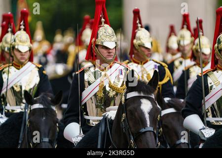 LONDON - SEPTEMBER 19: Die Household Cavalry besteht aus den beiden ranghöchsten Regimentern der britischen Armee, den Life Guards und den Blues und Royals. Die Haushalts-Kavallerie gehört zur Haushalts-Division und ist der offizielle Leibwächter des Königs. Auf dem Staatsfuneral von Königin Elisabeth II. Am 19. September 2022. Foto: David Levenson/Alamy Stockfoto