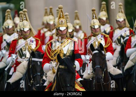 LONDON - SEPTEMBER 19: Die Household Cavalry besteht aus den beiden ranghöchsten Regimentern der britischen Armee, den Life Guards und den Blues und Royals. Die Haushalts-Kavallerie gehört zur Haushalts-Division und ist der offizielle Leibwächter des Königs. Auf dem Staatsfuneral von Königin Elisabeth II. Am 19. September 2022. Foto: David Levenson/Alamy Stockfoto