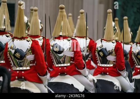 LONDON - SEPTEMBER 19: Die Household Cavalry besteht aus den beiden ranghöchsten Regimentern der britischen Armee, den Life Guards und den Blues und Royals. Die Haushalts-Kavallerie gehört zur Haushalts-Division und ist der offizielle Leibwächter des Königs. Auf dem Staatsfuneral von Königin Elisabeth II. Am 19. September 2022. Foto: David Levenson/Alamy Stockfoto