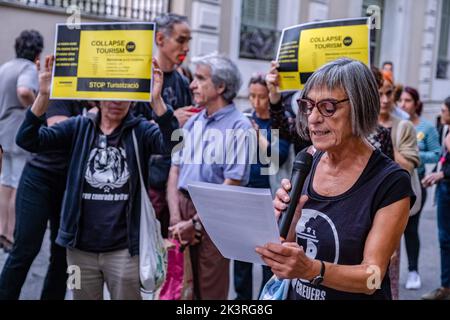 Barcelona, Spanien. 27. September 2022. Ein Protestler liest das Manifest während der Demonstration. Hundert Nachbarn und Aktivisten, die von der Versammlung der Stadtteile für Tourismus Degrowth gerufen wurden, führten eine Überraschungsaktion an der Fassade des Tourismusbüros in Barcelona durch, um die Auflösung dieser touristischen Organisation zu fordern, die den Massentourismus fördert, der das Leben in den Stadtvierteln bedroht. (Foto von Paco Freire/SOPA Images/Sipa USA) Quelle: SIPA USA/Alamy Live News Stockfoto