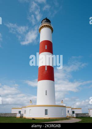 Der rot-weiß gestreifte Tower Tarbat Ness Lighthouse, Tarbat Ness, Tain & Easter Ross, Cromartyshire, Schottland Großbritannien Stockfoto