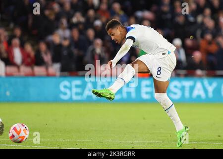 Sheffield, Großbritannien. 27. September 2022. Jacob Ramsey von England U-21 während des Internationalen Freundschaftsspiels zwischen England U-21 und Deutschland U-21 in Bramall Lane, Sheffield, England am 27. September 2022. Foto von Ben Wright. Nur zur redaktionellen Verwendung, Lizenz für kommerzielle Nutzung erforderlich. Keine Verwendung bei Wetten, Spielen oder Veröffentlichungen einzelner Clubs/Vereine/Spieler. Kredit: UK Sports Pics Ltd/Alamy Live Nachrichten Stockfoto