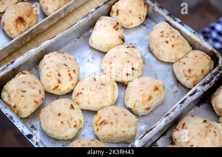 Käsebrot und serviert in Blechdose auf dem Tisch - brasilianische Küche - selektive Konzentration Stockfoto