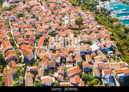 Stadt Omisalj auf der Insel Krk, Kroatien, Luftaufnahme Stockfoto