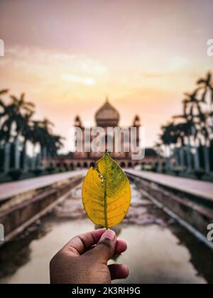 Eine vertikale Aufnahme des Safdarjung-Grabes in Delhi, Indien bei Sonnenuntergang Stockfoto