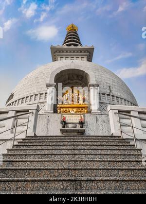 Eine vertikale Aufnahme von Vishwa Shanti Stupa in Delhi, Indien Stockfoto