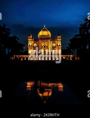 Eine vertikale Aufnahme des Safdarjung-Grabes in Delhi, Indien, während der dunklen Nacht Stockfoto