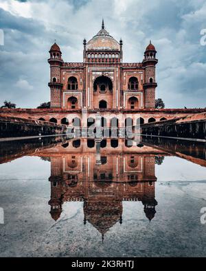 Eine vertikale Aufnahme des Safdarjung-Grabes in Delhi, Indien an einem bewölkten Tag Stockfoto