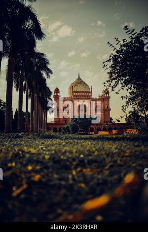 Eine vertikale Aufnahme des Safdarjung-Grabes in Delhi, Indien an einem sonnigen Tag Stockfoto