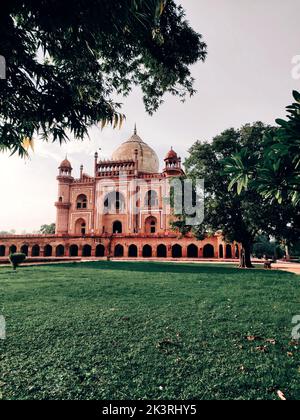 Eine vertikale Aufnahme des Safdarjung-Grabes in Delhi, Indien an einem sonnigen Tag Stockfoto