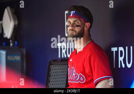 Atlanta, GA, USA. 18. September 2022. Philadelphia Phillies ernannte den Hitter Bryce Harper aus dem Dugout während des dritten Innings eines MLB-Spiels gegen die Atlanta Braves im Truist Park in Atlanta, GA. Austin McAfee/CSM/Alamy Live News Stockfoto