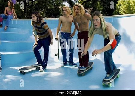 Michael Angarano, Emile Hirsch, Victor Rasuk & John Robinson Film: Lords of Dogtown (USA/DE 2005) Charaktere: ,Jay,Tony Alva & Stacy Regie: Catherine Hardwicke 03 June 2005 **WARNUNG** Dieses Foto ist nur für den redaktionellen Gebrauch bestimmt und unterliegt dem Copyright der VON der Film- oder Produktionsfirma beauftragten BILDER VON SONY und/oder des Fotografen und kann nur von Publikationen im Zusammenhang mit der Bewerbung des oben genannten Films reproduziert werden. Eine obligatorische Gutschrift für BILDER VON SONY ist erforderlich. Der Fotograf sollte auch bei Bekanntwerden des Fotos gutgeschrieben werden. Eine kommerzielle Nutzung kann ohne schriftliche Genehmigung von nicht gewährt werden Stockfoto