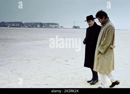 Michel Bouquet & Jalil Lespert Film: Der Letzte Mitterrand; Le Dernier Mitterrand; Le Promeneur Du Champ De Mars (2005) Charaktere: Le President & Antoine Moreau Regie: Robert Guediguian 14 February 2005 **WARNUNG** Dieses Foto ist nur für den redaktionellen Gebrauch bestimmt und unterliegt dem Copyright von PATHE und/oder des Fotografen, der von der Film- oder Produktionsfirma beauftragt wurde, und kann nur durch Publikationen im Zusammenhang mit der Bewerbung des oben genannten Films reproduziert werden. Eine obligatorische Gutschrift an PATHE ist erforderlich. Der Fotograf sollte auch bei Bekanntwerden des Fotos gutgeschrieben werden. Ohne schriftliche Genehmigung kann keine kommerzielle Nutzung gewährt werden Stockfoto