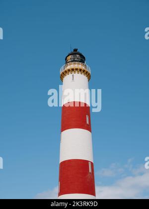 Der rot-weiß gestreifte Tower Tarbat Ness Lighthouse, Tarbat Ness, Tain & Easter Ross, Cromartyshire, Schottland Großbritannien Stockfoto