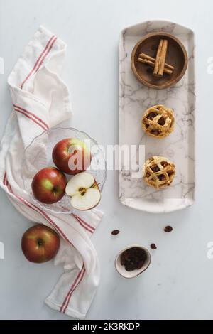 Apfel- und Zimt-Mini-Torten auf weißem Hintergrund. Food-Bild mit Kopieplatz verfügbar Stockfoto