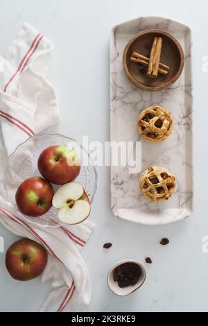 Apfel- und Zimt-Mini-Torten auf weißem Hintergrund. Food-Bild mit Kopieplatz verfügbar Stockfoto