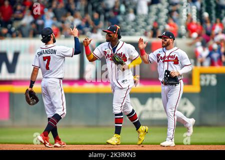 18. September 2022: Die Outfielder von Atlanta Braves, Ronald Acuna Jr. (Mitte) und Robbie Grossman (rechts), laufen, um einem Teamkollegen die Hände zu schlagen, nachdem sie ein MLB-Spiel gegen die Philadelphia Phillies im Truist Park in Atlanta, GA, gewonnen haben. Austin McAfee/CSM Stockfoto