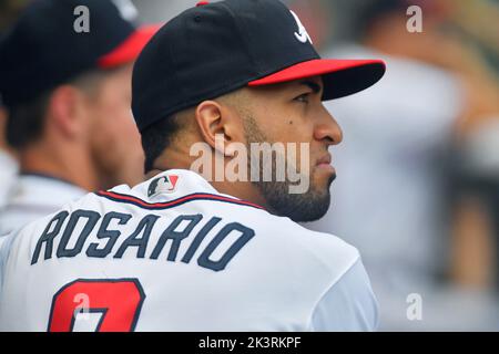 Atlanta, GA, USA. 18. September 2022. Der Atlanta Braves-Außenfeldspieler Eddie Rosario beobachtet den Dugout während des achten Innings eines MLB-Spiels gegen die Philadelphia Phillies im Truist Park in Atlanta, GA. Austin McAfee/CSM/Alamy Live News Stockfoto