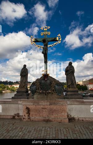 Statue des Heiligen Kruzifixes und Kalvarienberg auf der Karlsbrücke. Prag. Tschechische Republik. Stockfoto