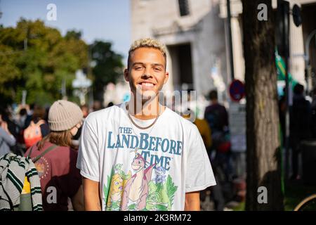 ESC Sänger Malik Harris am Rand der Demonstration. Am 23.9.2022 sammeln sich in München bis zu 10,000 Menschen, um gemeinsam mit Fridays for future auf dem globalen Klimabereich für Klimagerechtigkeit, den Ausbau der dezentralen erneuerbaren Energien, kostengünstigen ÖPNV und für ein 100 Mrd. Euro Sondervermögen für gerechte Klimaschutzmaßnahmen und Krisenprävention zu demontieren. Das Motto des Großstreiks war wieder People Not Profit. -- ESC-Sänger Malik Harris am Rande der Demonstration am 23. September 2022 versammelten sich bis zu 10.000 Personen in München, Deutschland, um gegen die Demonstration zu protestieren Stockfoto