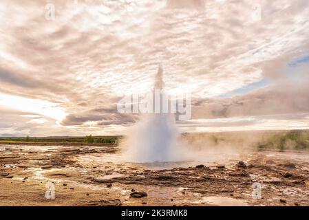 Iceland Geyser, der berühmte Strokkur Geyser im goldenen Kreis Islands, der alle 5 Minuten ausbricht Stockfoto