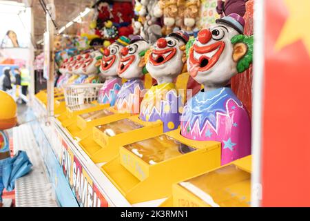 Lachende Clowns Spiel Attraktion auf einem fairen Karneval Stockfoto