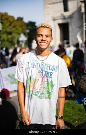 ESC Sänger Malik Harris am Rand der Demonstration. Am 23.9.2022 sammeln sich in München bis zu 10,000 Menschen, um gemeinsam mit Fridays for future auf dem globalen Klimabereich für Klimagerechtigkeit, den Ausbau der dezentralen erneuerbaren Energien, kostengünstigen ÖPNV und für ein 100 Mrd. Euro Sondervermögen für gerechte Klimaschutzmaßnahmen und Krisenprävention zu demontieren. Das Motto des Großstreiks war wieder People Not Profit. -- ESC-Sänger Malik Harris am Rande der Demonstration am 23. September 2022 versammelten sich bis zu 10.000 Personen in München, Deutschland, um gegen die Demonstration zu protestieren Stockfoto