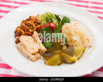 Leckere Gemüsesortiment von Gurken. Gurke, Kohl, Pilze Spargel Stockfoto