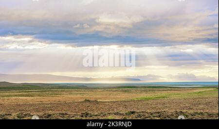 Sonnenstrahlen brechen durch die Wolken. Island Stockfoto