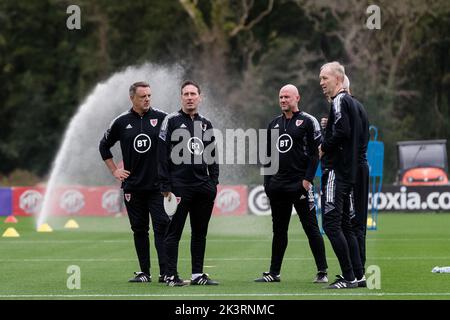 PONTYCLUN, WALES - 19. SEPTEMBER 2022: Wales’ Coach Kit Symons, Wales’ Torwarttrainer Tony Roberts, Wales’ Head of Performance Tony Strudwick, Wale Stockfoto