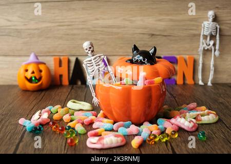 Fröhlicher Halloween-Tag mit GeisterBonbons, Kürbisschale, Jack O Laterne und dekorativen (selektiver Fokus). Trick or Threat, Hallo Oktober, Herbst Herbst, Fe Stockfoto