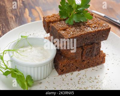 Leckere Roggencroutons mit Knoblauch- und Knoblauchsoße Stockfoto