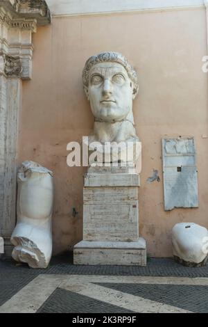 Kapitolinische Museen, Innenhof des Palazzo dei Conservatori, Rom - Büste der Konstantin-Skulptur Stockfoto