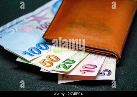 Die 5, 10, 20, 50 und 100 türkischen Lira-Banknoten in der Ledertasche Stockfoto