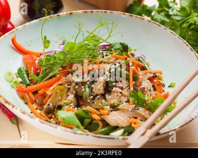 Leckere Weizennudeln mit Schweinefleisch und Gemüse. Asiatische Küche Stockfoto