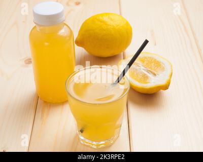 Leckere Ingwerlimonade in einer Flasche und in einem Glas. Konzept: Lieferung von Lebensmitteln Stockfoto