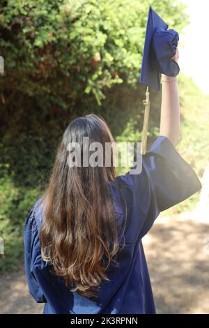 Graduation Herzlichen Glückwunsch. Die Universität schließt Frauen bei der Abschlussfeier ab. Stockfoto